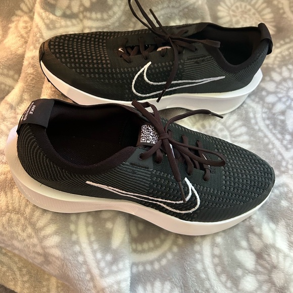NEW Nike Interact Run Sneakers - Women’s size 11 - never worn! - Picture 2 of 10